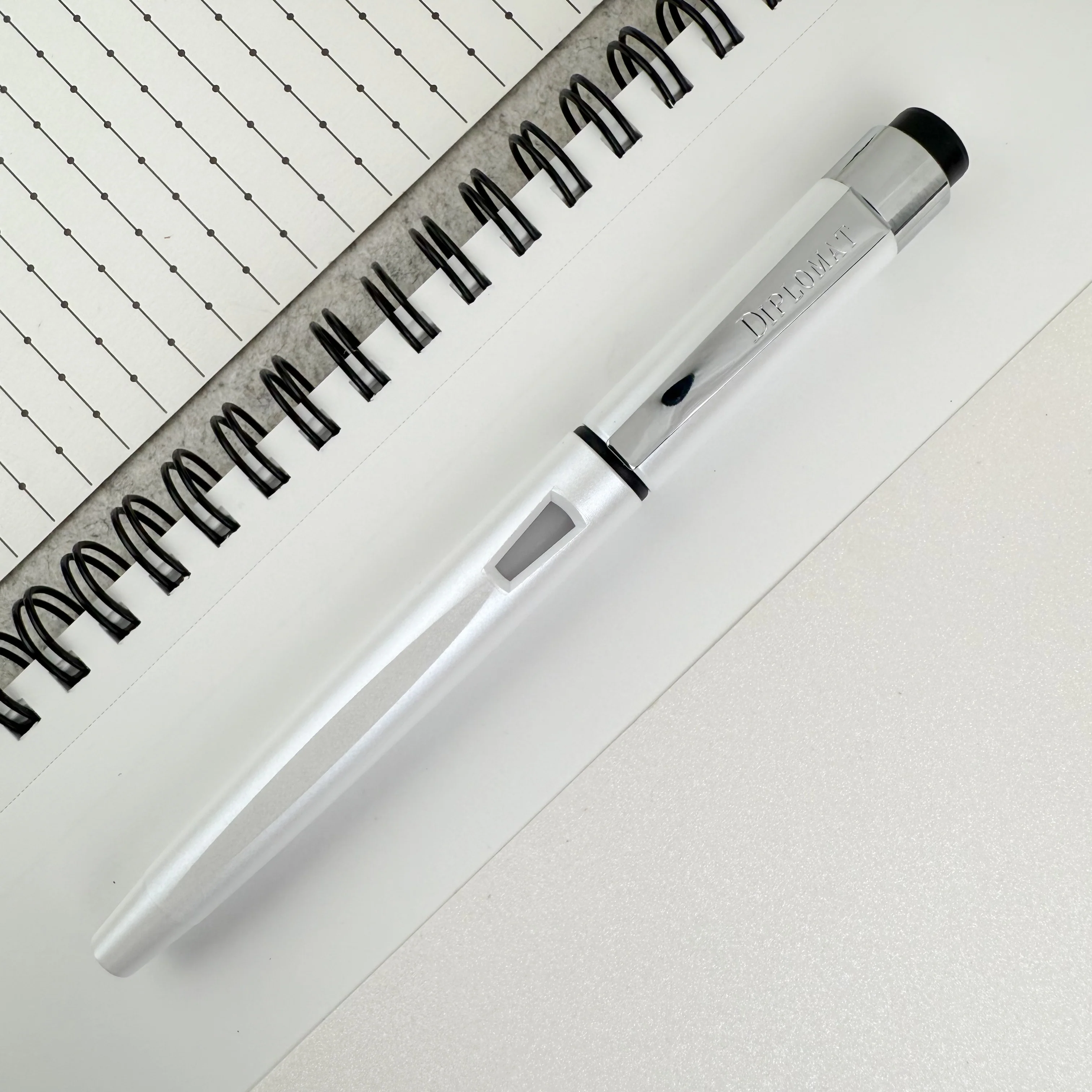 Diplomat Magnum Fountain Pen - Pearl White - Image 2