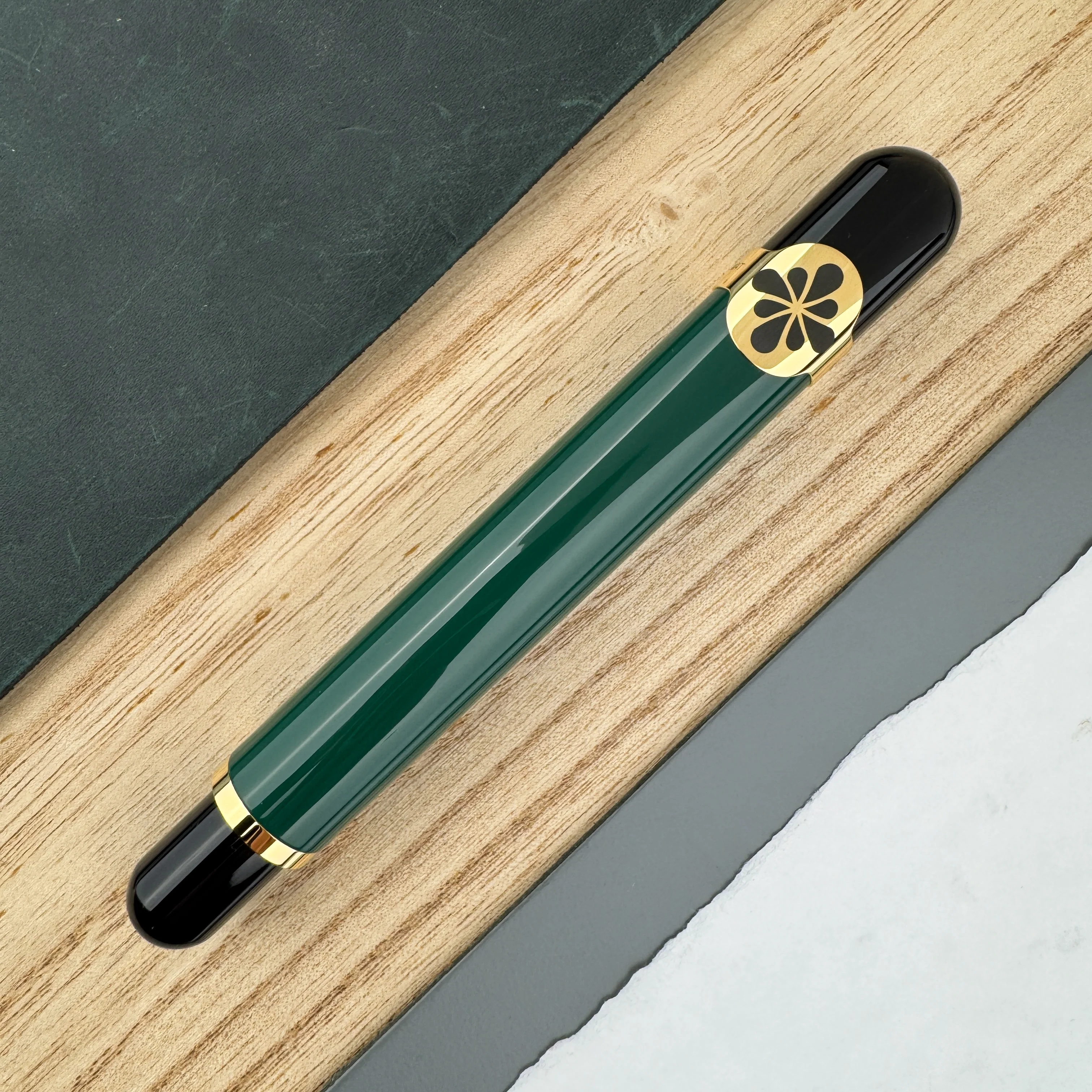 Diplomat XO Fountain Pen - Lacquered Green/Gold - Image 2