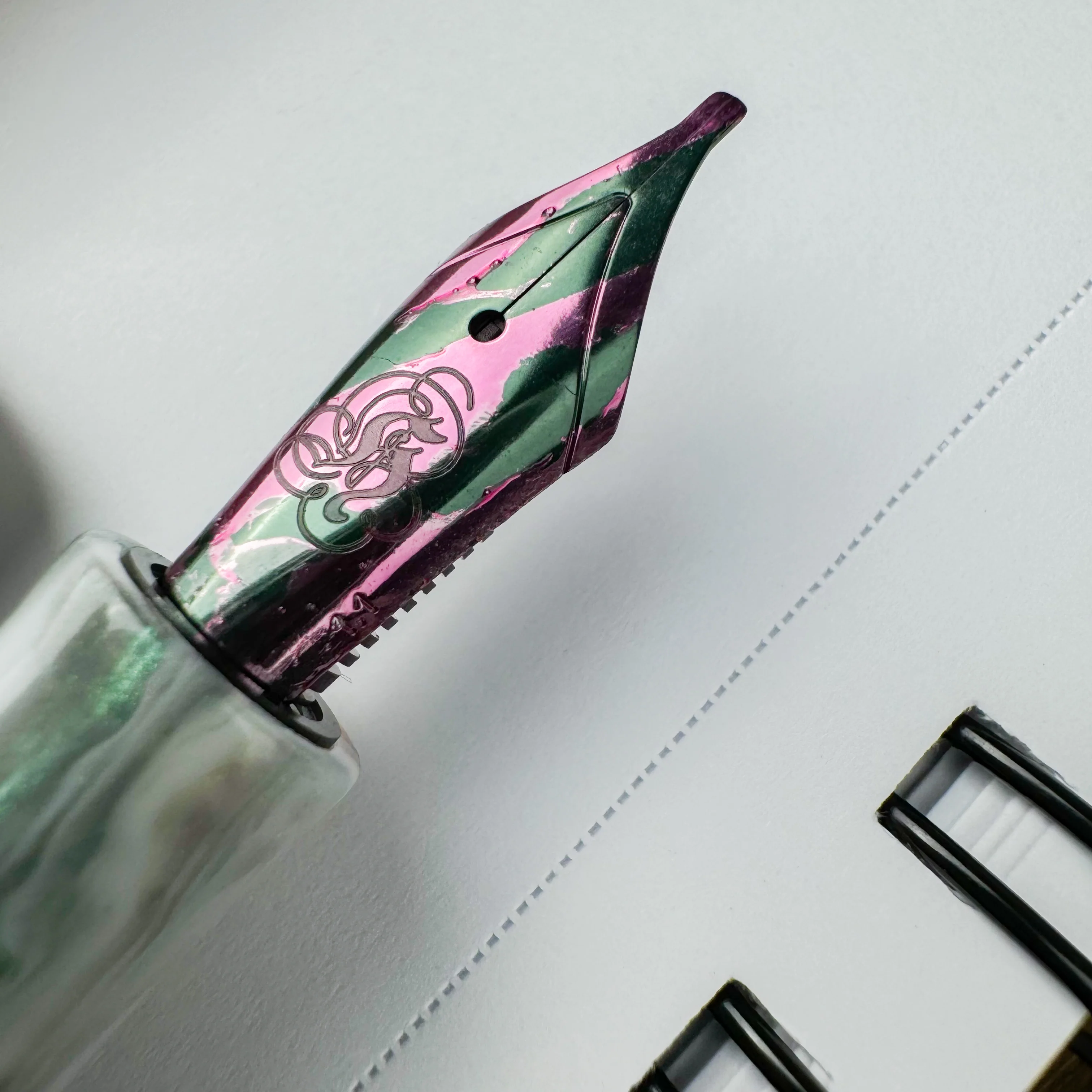 Hinze Pen Company Fountain Pen - Luna White Hibiscus - Image 3